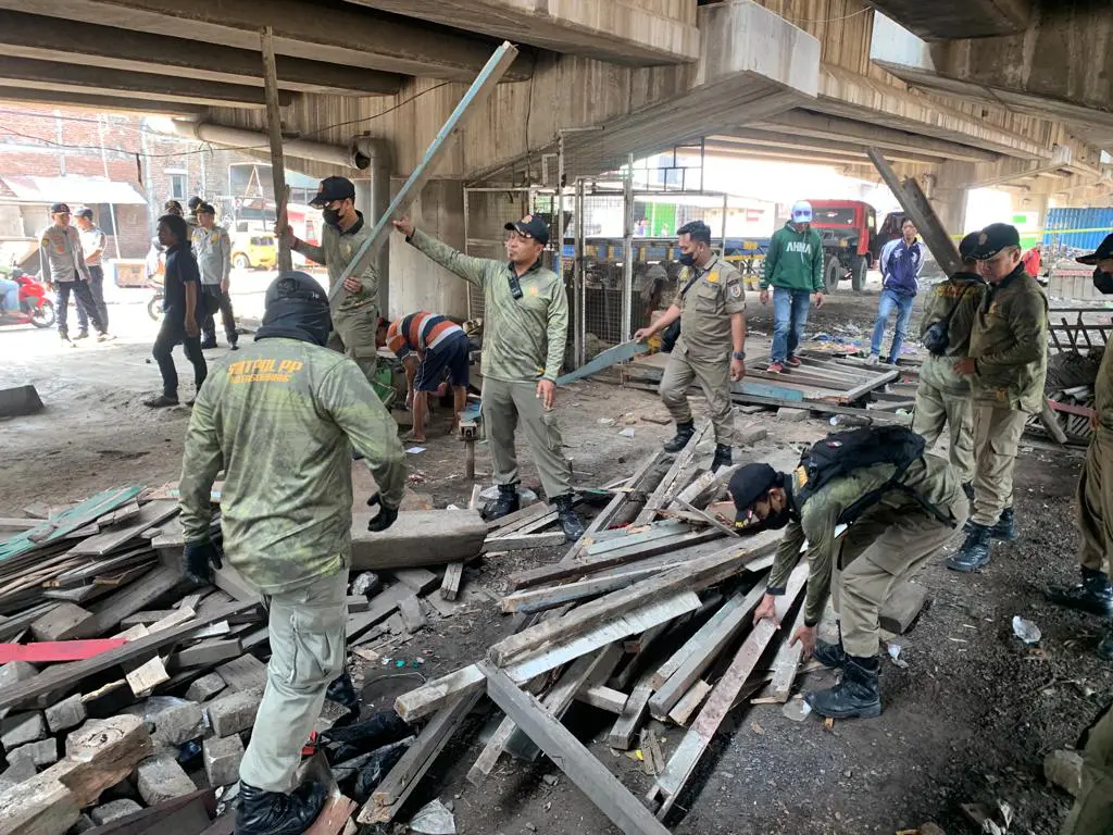 Satpol PP Kota Semarang Bersihkan 40 Lapak PKL Dibawah Flyover