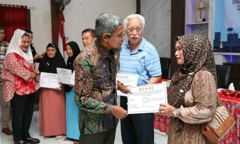 Sekda Pemprov Jateng Serahkan Uang Kerohiman Warga Terdampak Jalan Tol Semarang-Demak Sekda Pemprov Jateng Serahkan Uang Kerohiman Warga Terdampak Jalan Tol Semarang-Demak