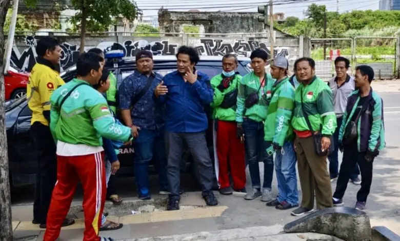 Salahi Aturan, Dua Ojol Cekcok di Depan Stasiun Poncol Salahi Aturan, Dua Ojol Cekcok di Depan Stasiun Poncol
