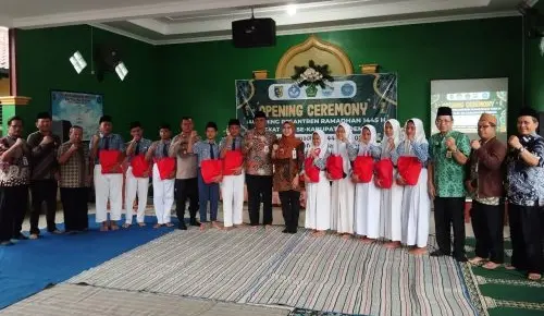Bantuan Peralatan Sekolah Pelajar di Kecamatan Karanganyar Bantuan Peralatan Sekolah Pelajar di Kecamatan Karanganyar