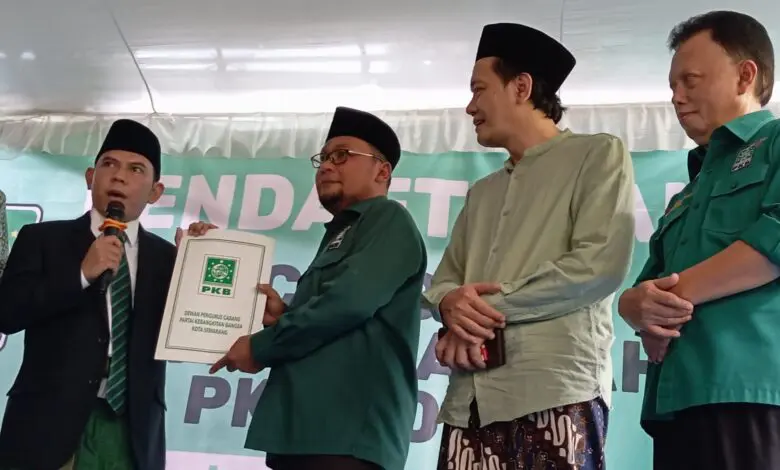 FOTO: Mas Wawan Mendaftar Balon Wakil Walikota Semarang Lewat PKB FOTO: Mas Wawan Mendaftar Balon Wakil Walikota Semarang Lewat PKB