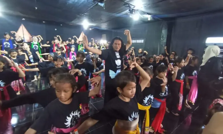 Dr Yoyok Bambang Priyambodo melakukan workshop gerakan tari di Sanggar Greget Semarang