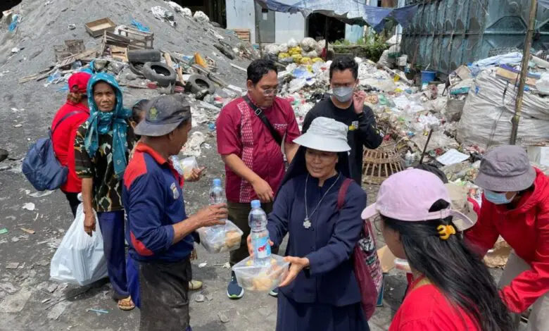 Tim Relawan Piring Kasih Gereja Santa Theresia Paroki Bongsari Semarang membagikan makan siang gratis.