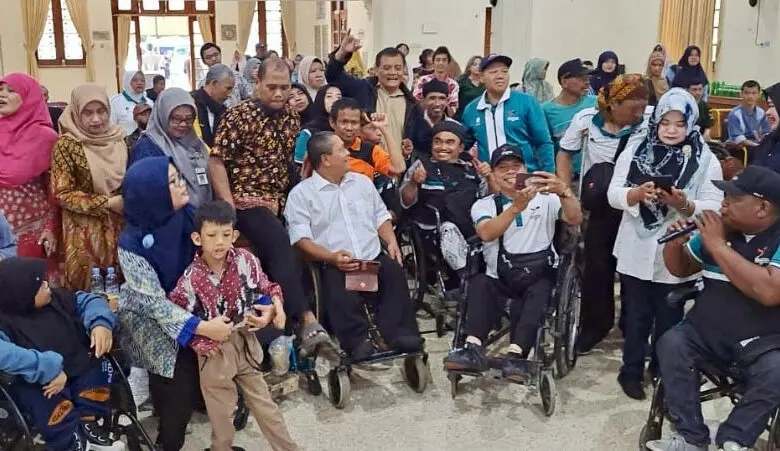Gubernur terpilih Jawa Tengah Ahmad Luthfi berfoto bersama dengan berbagai elemen YPAC Surakarta