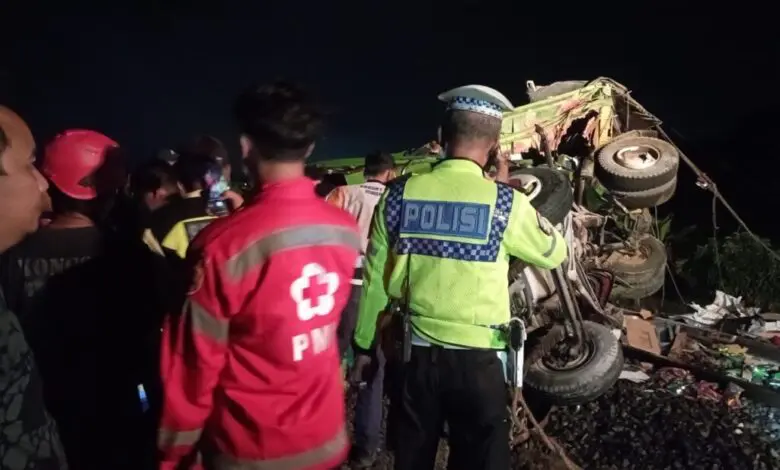 Truk Tertemper KA di Gebang Sragen, Dua Orang Terluka Truk Tertemper KA di Gebang Sragen, Dua Orang Terluka