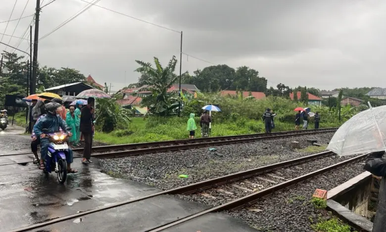 Pengendara Motor Tewas Tertemper Kereta Api Pengendara Motor Tewas Tertemper Kereta Api