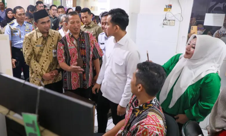 Gus Yasin Dampingi Wapres Gibran Tinjau Cek Kesehatan Gratis Gus Yasin Dampingi Wapres Gibran Tinjau Cek Kesehatan Gratis