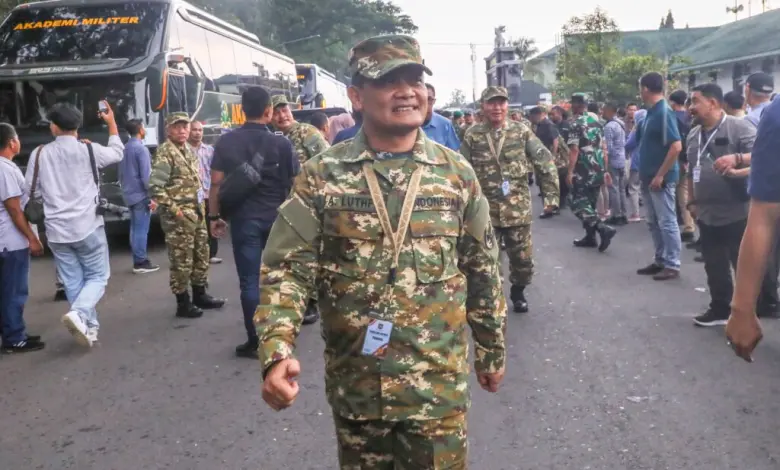 Dengan Baju Loreng, Gubernur Ahmad Luthfi Siap Ikuti Retreat Dengan Baju Loreng, Gubernur Ahmad Luthfi Siap Ikuti Retreat