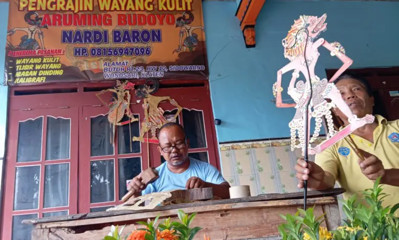 Pengrajin wayang kulit, Sunardi (49) yang akrab disapa Baron Wayang, menjadi langganan Dalang Kondang untuk membuat wayang kulit.