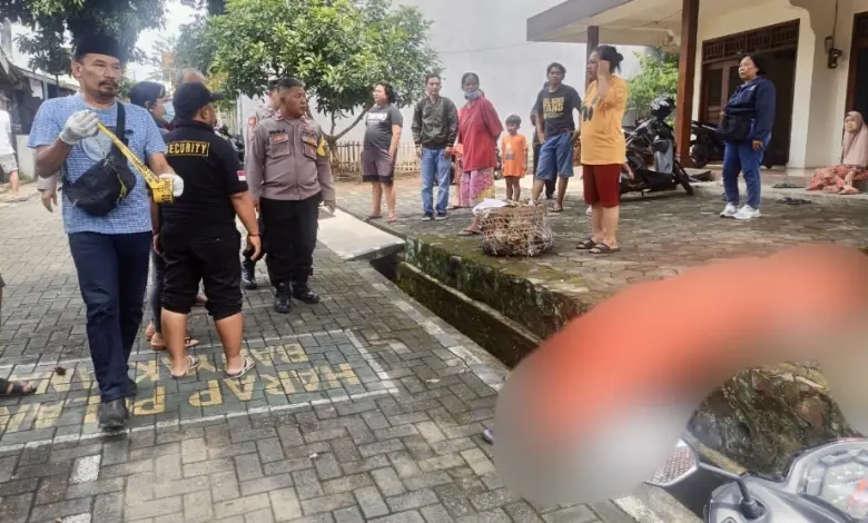 Pria Paruh Baya Tewas di Depan Rumah Warga Pria Paruh Baya Tewas di Depan Rumah Warga