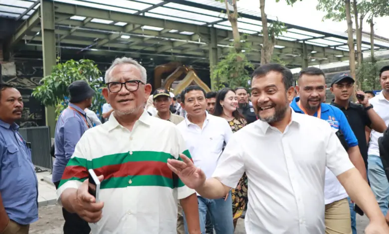 Pengusaha kuliner sekaligus Owner Wong Solo Group, Puspo Wardoyo bersama Gubernur Jawa Tengah terpilih, Ahmad Luthfi, berjalan bersama dan berdiskusi tentang program makan bergizi gratis.