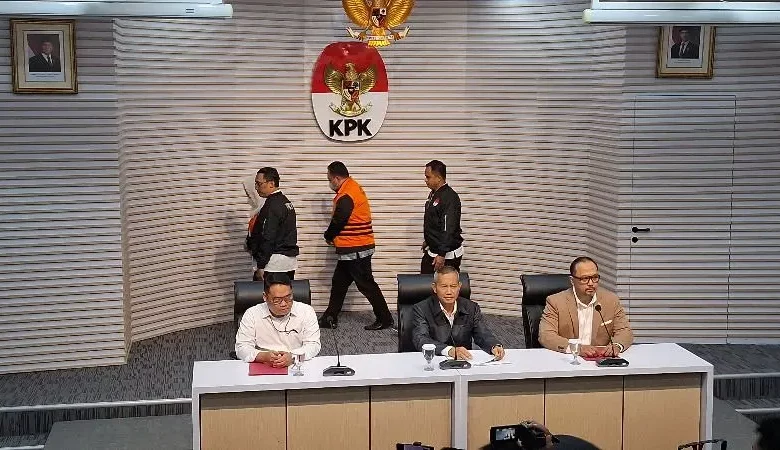 Suami Mbak Ita Terima Fee Rp1,75 Miliar dari Proyek Meja Kursi SD Suami Mbak Ita Terima Fee Rp1,75 Miliar dari Proyek Meja Kursi SD