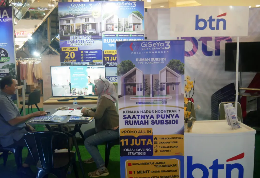 Pengunjung mendatangi salah pemaran rumah di Mal Paragon Mal Semarang.