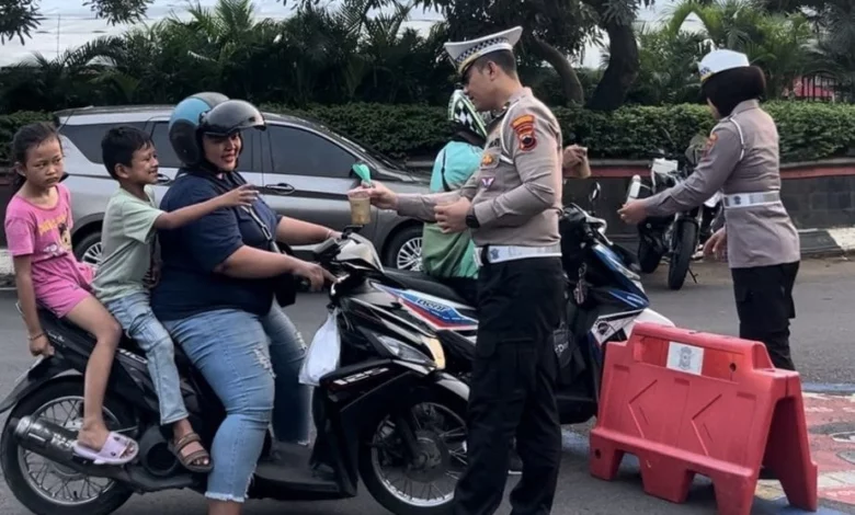 Satlantas Polrestabes Semarang Bagikan Takjil di Simpang Lima Satlantas Polrestabes Semarang Bagikan Takjil di Simpang Lima