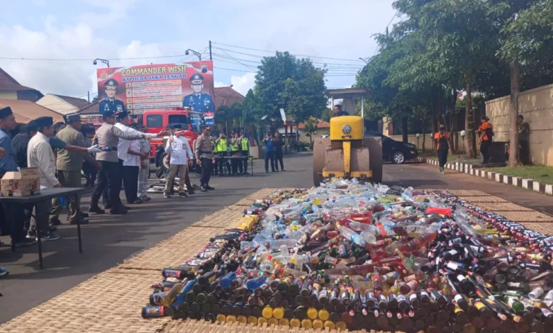 Polres Jepara Musnahkan 3.729 Miras Berbagai Merk Polres Jepara Musnahkan 3.729 Miras Berbagai Merk