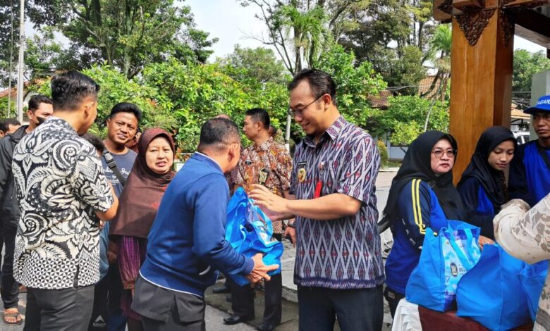 Warga Kurang Mampu di Sragen Mendapat Bantuan Paket Sembako Warga Kurang Mampu di Sragen Mendapat Bantuan Paket Sembako