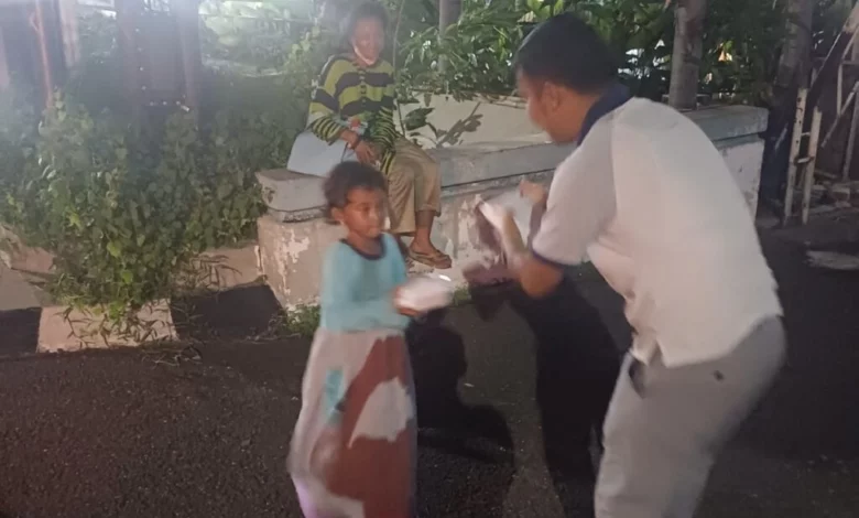 Berbagi Kebahagiaan, Mayjend TNI Ramses Tobing Bagikan Menu Buka Puasa untuk Anak Jalanan dan Pekerja Kecil Berbagi Kebahagiaan, Mayjend TNI Ramses Tobing Bagikan Menu Buka Puasa untuk Anak Jalanan dan Pekerja Kecil