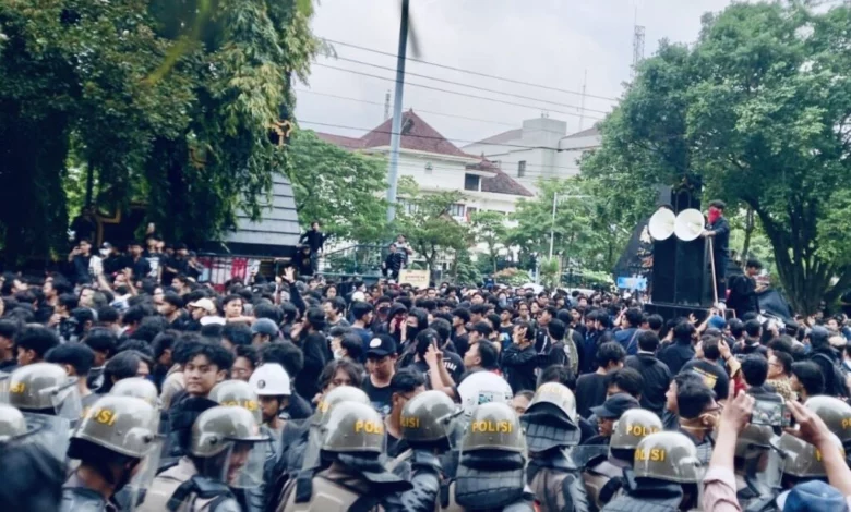 Aksi Tolak RUU TNI di Semarang Diwarnai Ketegangan Aksi Tolak RUU TNI di Semarang Diwarnai Ketegangan