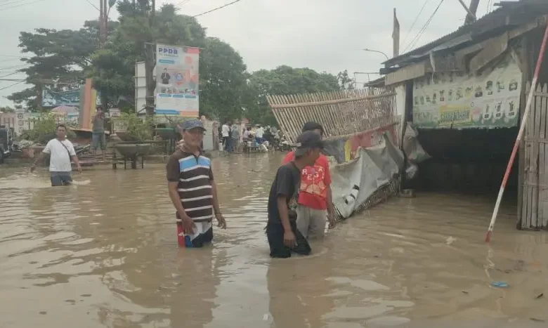 Diguyur Hujan, Tujuh Kecamatan di Bekasi Teredam Banjir 1,5 Meter Diguyur Hujan, Tujuh Kecamatan di Bekasi Teredam Banjir 1,5 Meter