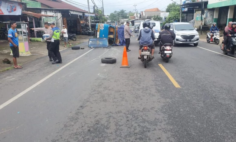 Tiga Mobil Terlibat Kecelakaan di Jepara Tiga Mobil Terlibat Kecelakaan di Jepara