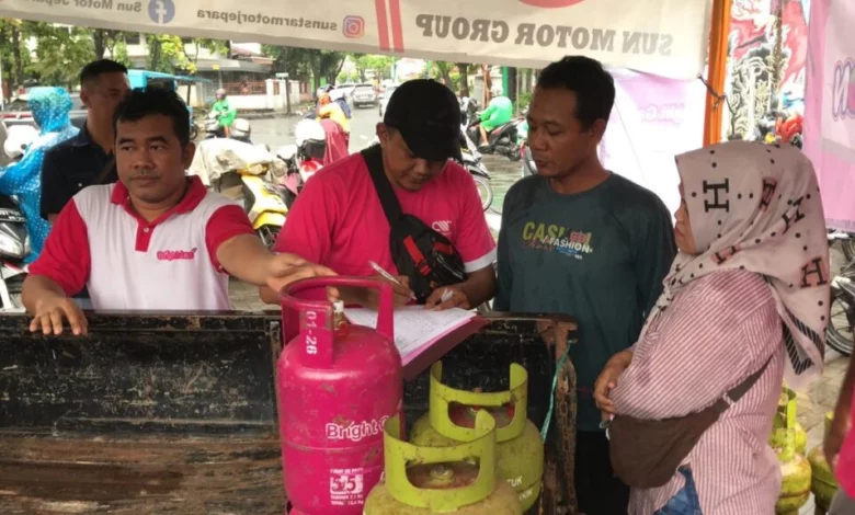 ASN di Jepara Berbondong-bondong Tukar Gas Melon dengan Elpiji 5,5 Kilogram ASN di Jepara Berbondong-bondong Tukar Gas Melon dengan Elpiji 5,5 Kilogram
