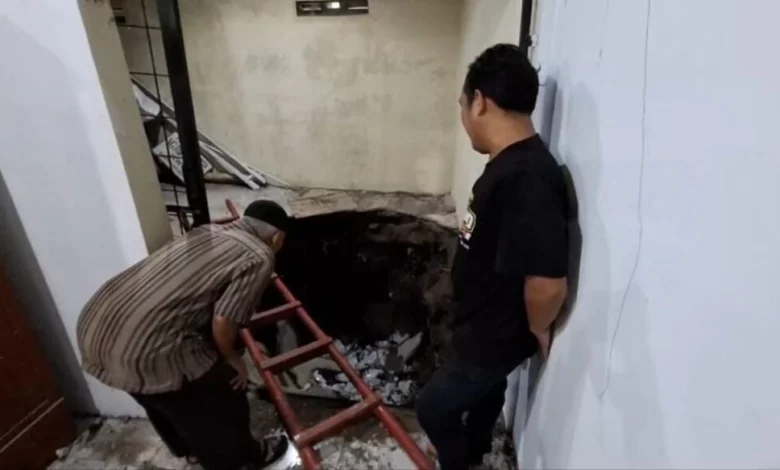 Lantai Balai RW 06 Kadipiro Ambrol, Dua Warga Jadi Korban Lantai Balai RW 06 Kadipiro Ambrol, Dua Warga Jadi Korban