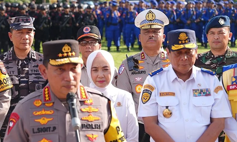 Kapolri Pimpin Apel Gelar Pasukan Operasi Ketupat 2025 di Surabaya Kapolri Pimpin Apel Gelar Pasukan Operasi Ketupat 2025 di Surabaya