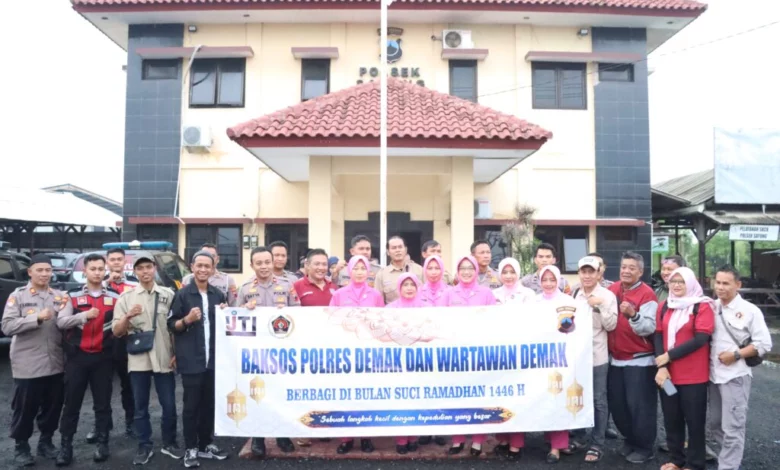 Polres Demak dan Jurnalis Kota Wali Gelar Baksos di Lokasi Banjir Polres Demak dan Jurnalis Kota Wali Gelar Baksos di Lokasi Banjir