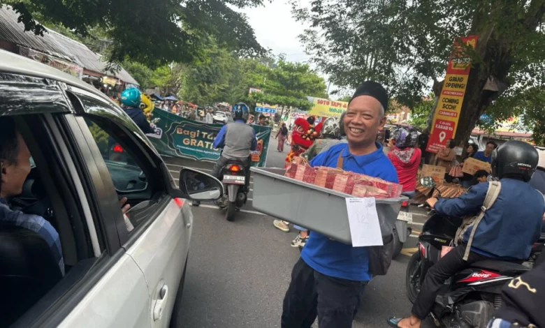 Pak Wito Bersama Persaudaraan Lintas Agama Bagi Takjil Pak Wito Bersama Persaudaraan Lintas Agama Bagi Takjil