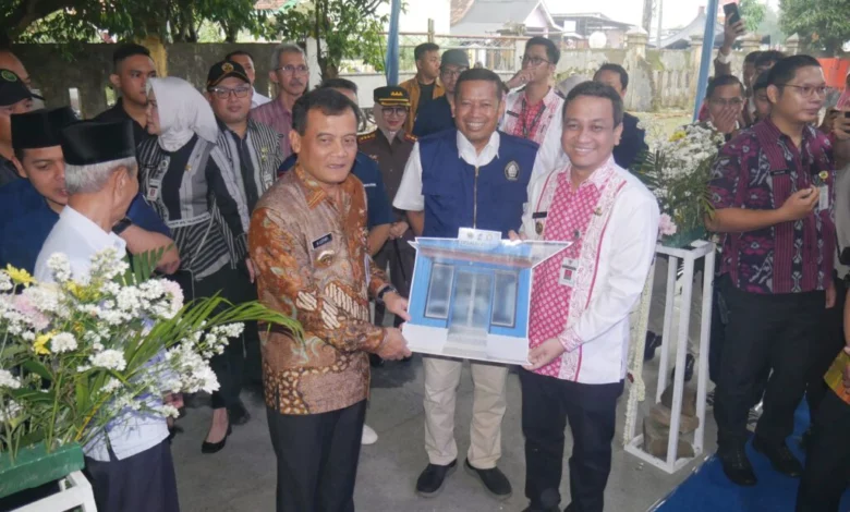 Warga Rusunawa Slamaran Bisa Nikmati Air Tawar Berkat Program Desalinasi Gubernur Jateng Warga Rusunawa Slamaran Bisa Nikmati Air Tawar Berkat Program Desalinasi Gubernur Jateng