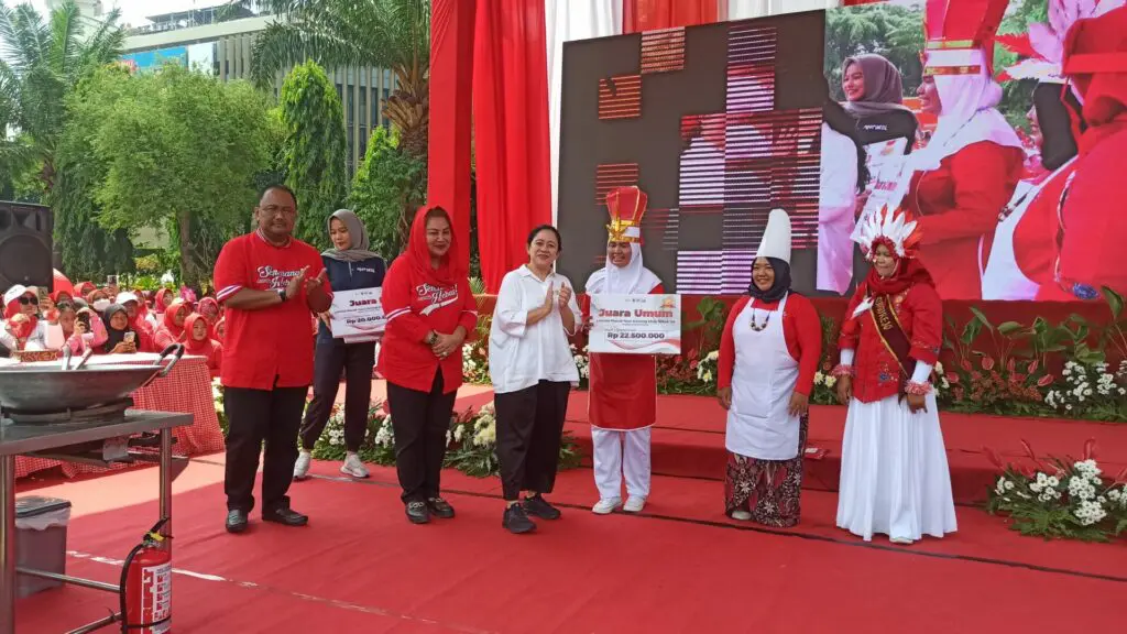 Puan Maharani memberikan hadiah untuk para juara Lomba Masak Nasi Goreng Ala Mbak Ita
