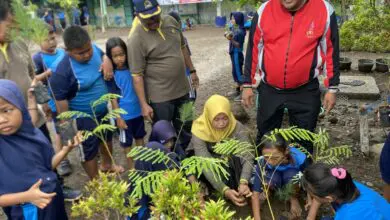 Ratusan Siswa di Desa Surodadi Tanam Ratusan Bibit Pohon Bentengi Sekolah Dari Rob
