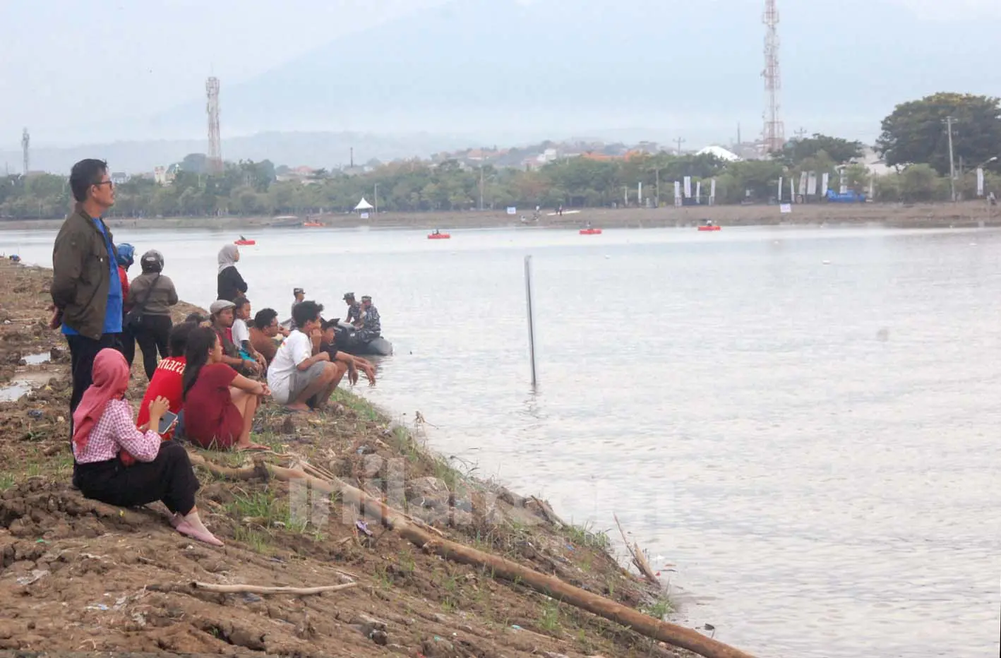 FOTO: Lomba Dayung Perahu Naga Di Sungai Banjir Kanal Barat Semarang ...