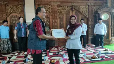Bupati Demak Dampingi Kepala BKKBN Kunjungi Para Pengungsi Banjir