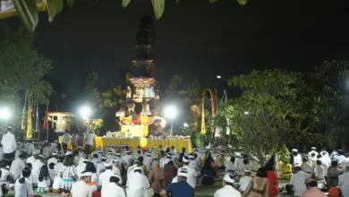 FOTO: Peribadatan Hari Galungan di Pura Giri Natha Semarang