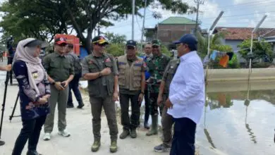 Tinjau Banjir, Kepala BNPB Minta Maksimalkan Mobil Pompa di Desa Kedungbanteng
