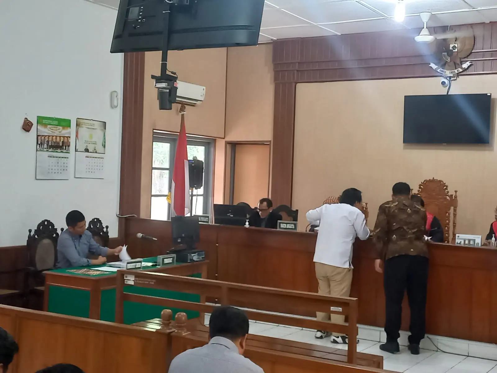 Sidang Perdana Gugatan Wanprestasi, Almas Dan Gibran Diwakilkan Kuasa ...