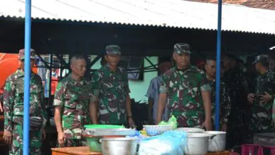 Pastikan Stok Logistik Korban Banjir Cukup, Pangdam IV/Diponegoro Cek Posko TNI di Demak