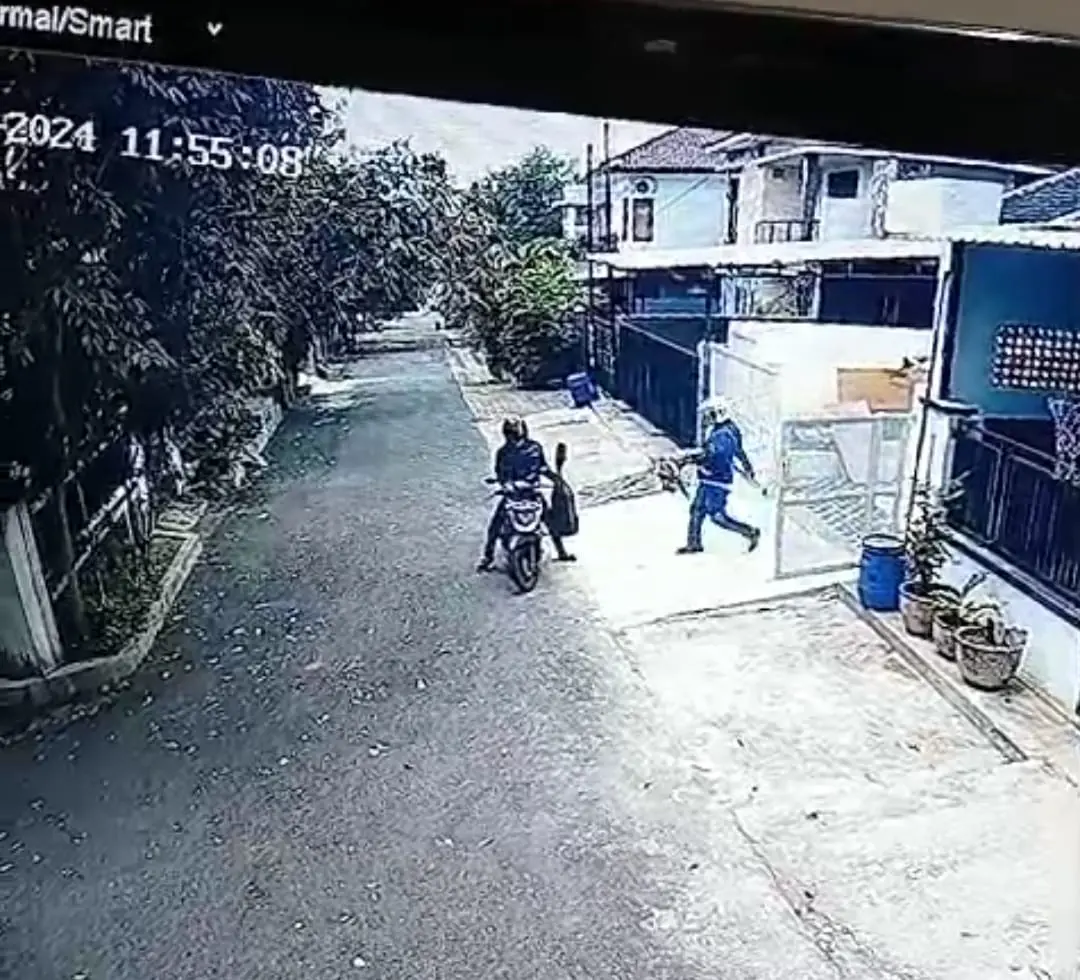 Terekam CCTV, Dua Pria Nekat Curi Alat Proyek Di Banyumanik ...