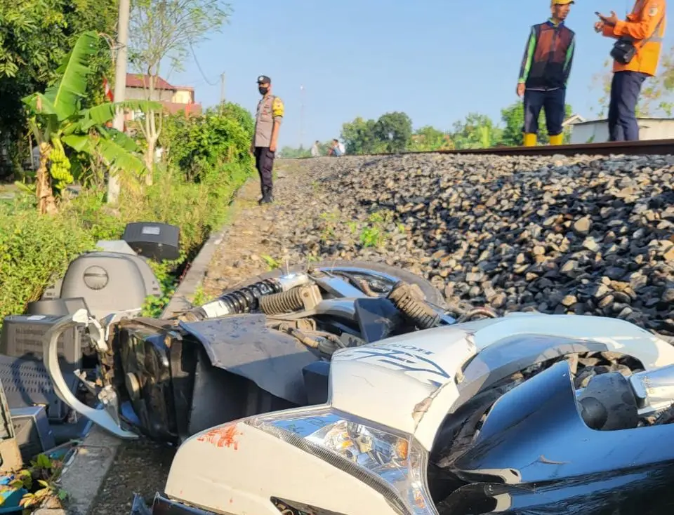 Pengendara Motor Tewas Tertabrak Kereta Api Barang - Inilahjateng.com