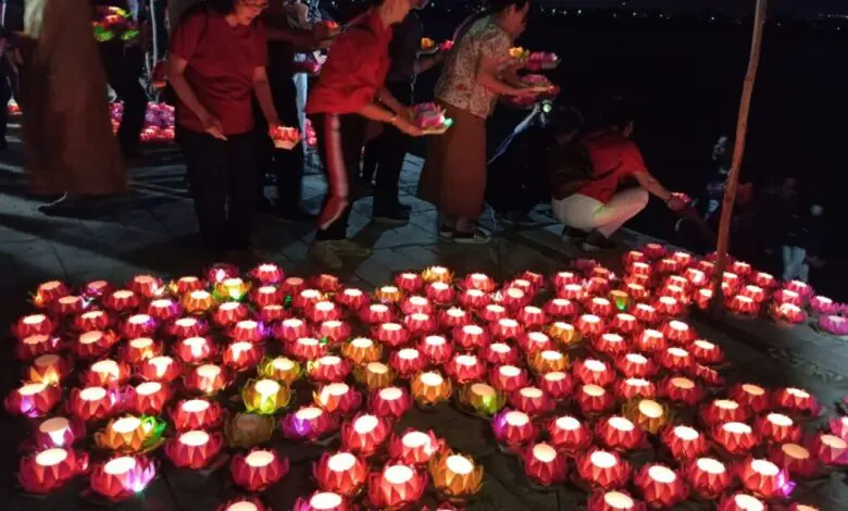 FOTO: Melarung Seribu Pelita di Pantai Marina Semarang
