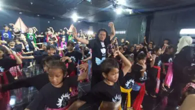 Dr Yoyok Bambang Priyambodo melakukan workshop gerakan tari di Sanggar Greget Semarang