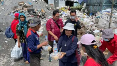 Tim Relawan Piring Kasih Gereja Santa Theresia Paroki Bongsari Semarang membagikan makan siang gratis.
