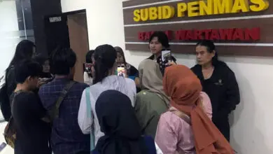 Yoyok Bambang Priyambodo pengasuh tari dari Sanggar Greget Semarang ikut mendampingi para korban lomba tari abal-abal di Mapolda Jateng,