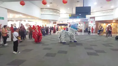 Penumpang Bandara A Yani Disambut Atraksi Barongsai