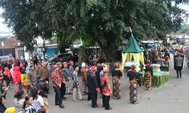 FOTO: Kirab Kyai Pati Wasis Wijoyokusumo saat Ganti Luwur