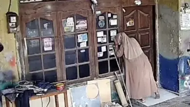 Emak-emak Satroni Rumah Warga di Sukoharjo