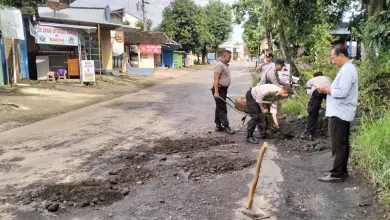 Rusak Parah, TNI-Polri di Pati Tambal Jalan Berlubang
