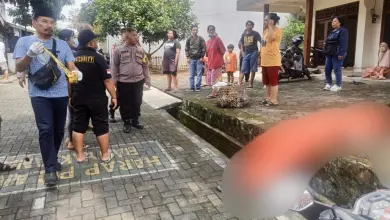 Pria Paruh Baya Tewas di Depan Rumah Warga