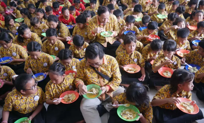 FOTO: Tradisi Makan Lontong Cap Go Meh di Semarang